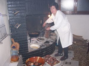 aÑO 2000. mORÓN DE aLMAZÁN. Antonia Jiménez García friendo el adobo