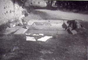 Año 1975. Orillares. Angelines Dueñas y Florentina Encabo,en el lavadero