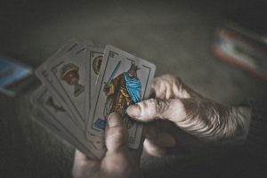Año 2015. Narros. Florinda Martínez, tabernera jugando a las cartas.