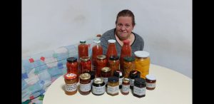 Año 2020. Santa María de Huerta. Ana Balduque. Elaborando la conserva.