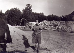 Año 1965 Orillares. Isabel Pascual Rubio en la trilla