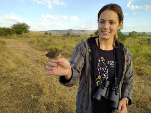 Año 2020. Covaleda. Raquel anundando pájaros