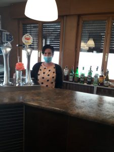 Año 2020. Covaleda. Inmaculada de Miguel trabajando en su bar en época de pandemia