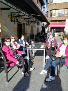 Año 2020. Covaleda. Grupo de mujeres tomando café en época de COVID 19