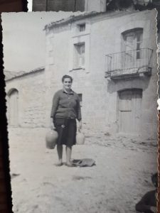 Año 1960. Caltojar. Candida a por agua a la fuente.