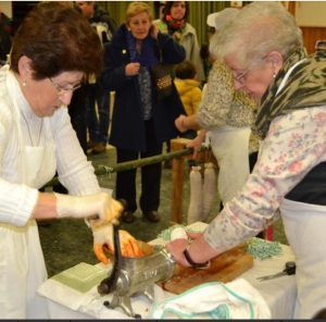 Año 2019. Covaleda. Conchi y Dolores haciendo chorizos en la Feria del Chorizo