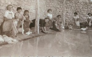 Año 1960. Morcuera. Fidela Palomar, Montserrat Martínez y vecinas. Lavando.