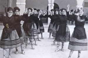 Año 1962. San Esteban de Gormaz. Adelina García, Teresa Redondo, Isabel García y otras mozas. Baile de Santa Águeda.