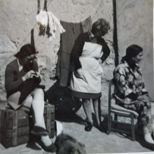 Años 60. Señora Modesta, Adelina García y Paloma Molinero. Cosiendo en la Calle Santa Eulalia