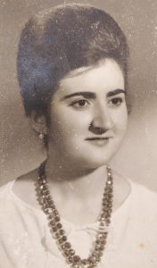 Año 1960. San Esteban de Gormaz. Ani Palomar San José, preparada para salir.