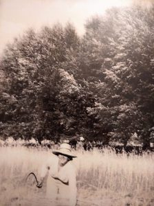 Año 1968. Rejas de San Esteban. Paquita Cervero. Hoz en mano