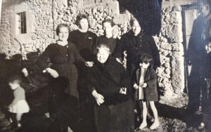 Año 1952. Felipe, Abundia, Pepa y Dolores Molinero. Las tardes al sol.