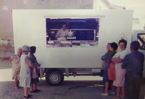 Año 1985. Atauta. Pascuala Palomar estrenando su DKV.