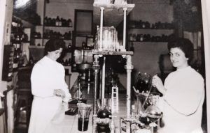 Año 1965. San Esteban de Gormaz. Cristina Izquierdo en el laboratorio.