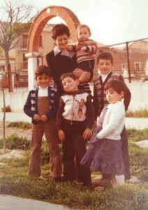 Año 1976. San Esteban de Gormaz. Cristina Izquierdo con sus cinco hijos.