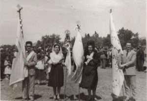 Año 1951. Eloísa y Emm con las banderas de la Iglesia.