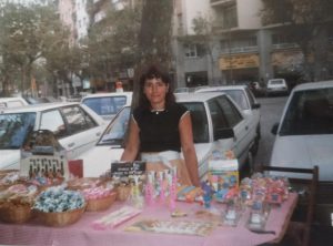 Año 1984. Isabel de Diago. Mujer emprendedora soriana con su puesto de dulces.
