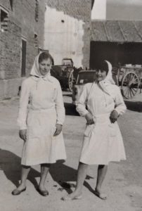 Año 1965. San Esteban de Gormaz. Dolores Redondo y Araceli Miranda. En el saquerío de la fábrica de harina.
