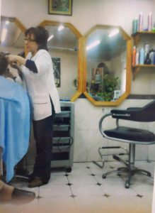 Año 2007. San Esteban de Gormaz. Adelina Carretero. Su último día de trabajo en la primera peluquería que se abre en el pueblo