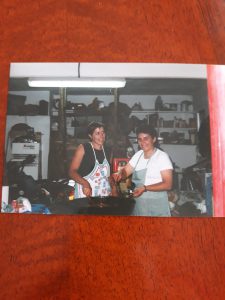 Año 2000. Barahona. Ana Sienes Pastora y Marisa Vázquez García guisando una fuente de cangrejos para la familia