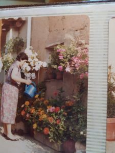 Año 1990. Morón de Almazán. Magdalena Cuadra Martínez, en el patio de su casa regando las plantas