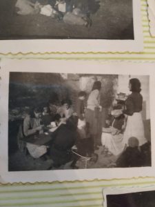Año 1955. Morón de Almazán. Magdalena Cuadra Martínez con un grupo de amigas, elaborando gachas.