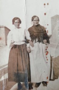 Año 1912. Matalebreras. Madre e hija. Generaciones que son sustento.