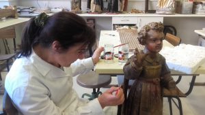 Año 2020. El Burgo de Osma. Mujer restauradora.