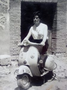 Año 1970. Barahona. Herminia en moto.