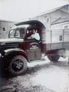 Año 1972. Barahona. Herminia en el camión de transportes Santo de Barahona