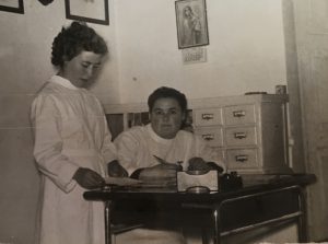 Año 1955. San Pedro Manrique. Francisca Pascual Jimenez y Florentina Martínez,Centro de alimentación infantil. Control sanitario infantil de Tierras Altas.