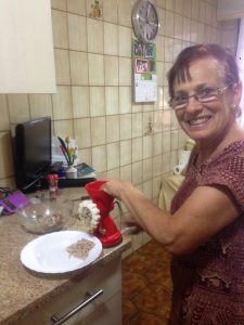 Año 2018. Agreda. Iluminada Hernández. Elaborando carne picada de forma casera.