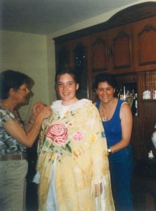 Año 2003. San Pedro Manrique. Preparativos mañana de San Juan. Irene Martínez, Verónica García y Pilar Marin