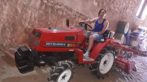 Año 2019. Caltojar. Mari y su tractor