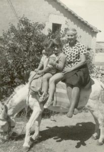 Años 60. Villasayas. Molinera con sus resobrinos.