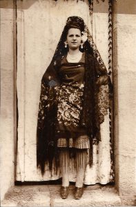 Años 50. Covaleda. Teodora Gómez con el traje típico.