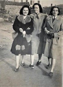 Años 50. Covaleda. Teodora Gomez y sus amigas paseando por el pueblo.
