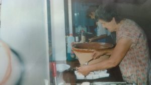 Año 2005. Narros. Ana Sanz haciendo magdalenas.