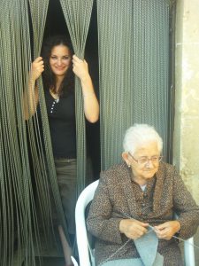 Año 2010. Abuela y nieta haciendo punto.