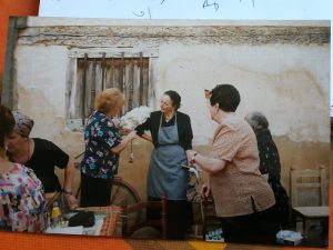 Año 2005. Rioseco. Mujeres hilando.