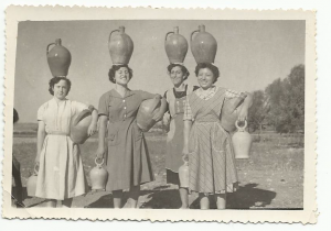 Año 1948. Almaluez. Carmen Ballano y vecinas. A por agua a la "Fuente Vieja"