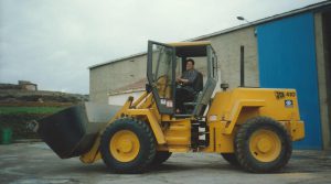 Año 2000. Serón de Nágima. Consuelo Hernandez con la pala cargadora.