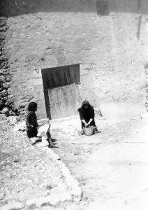 Año 1960. Villasayas. Pelando garbanzos.