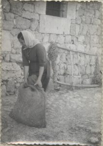 Año 1960. Rosario Moreno. Villasayas. Portando saco de paja.