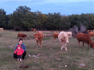 Año 2020. Arguijo. Virginia con su hija Paula, ganadera.